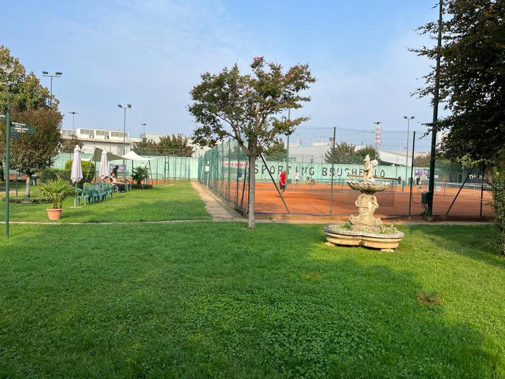 Hotel Sporting Brugherio Bagian luar foto