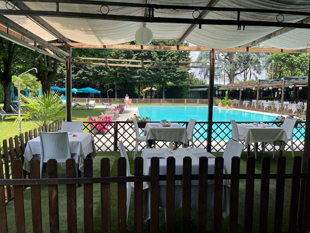 Hotel Sporting Brugherio Bagian luar foto
