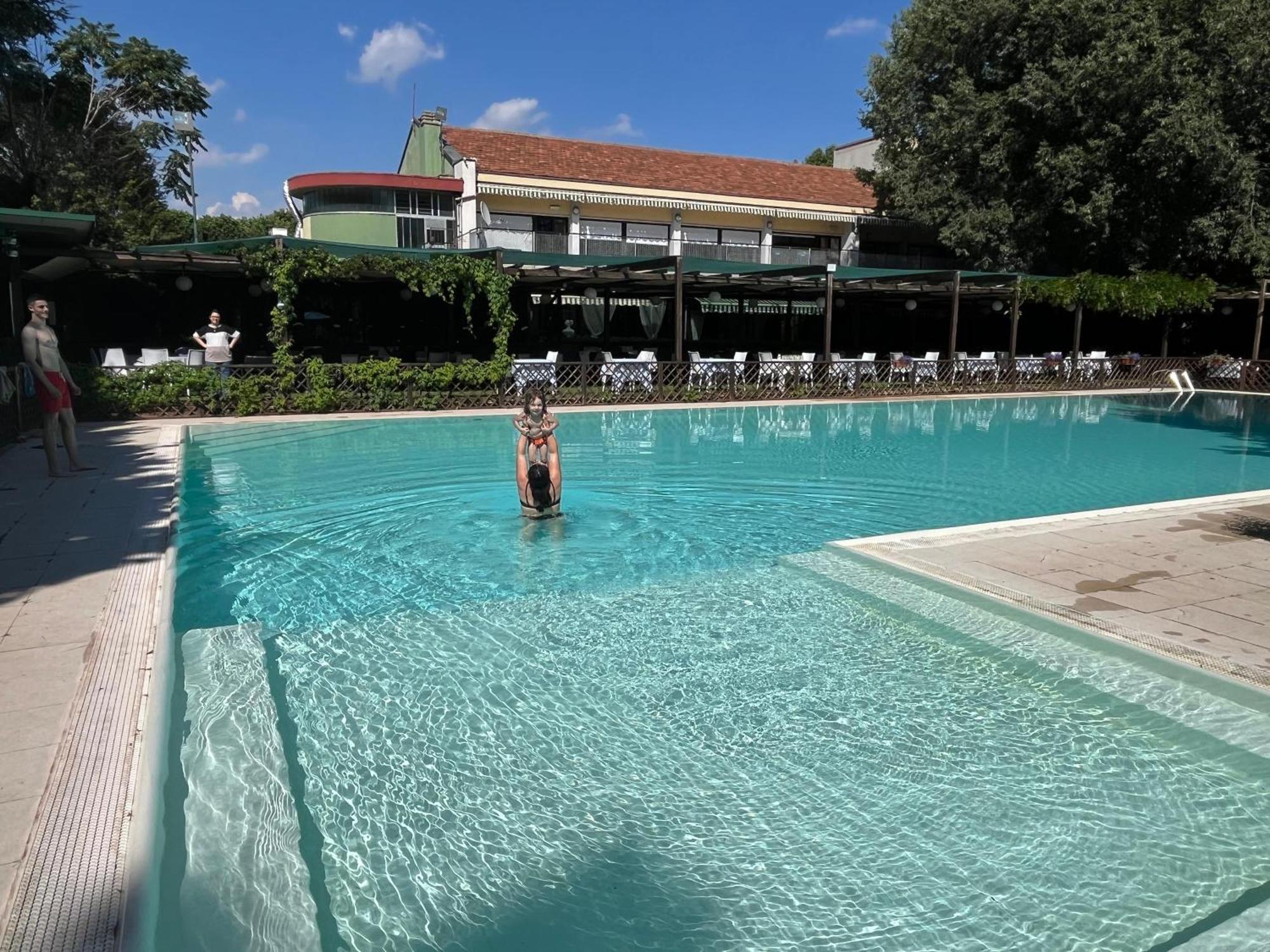 Hotel Sporting Brugherio Bagian luar foto